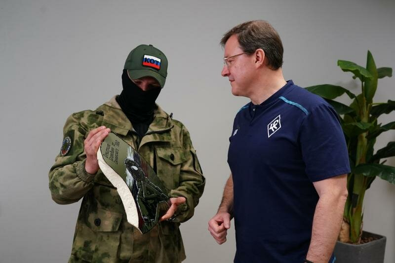 Бойцы ПВО подарили губернатору картину, нарисованную на обломке ракеты