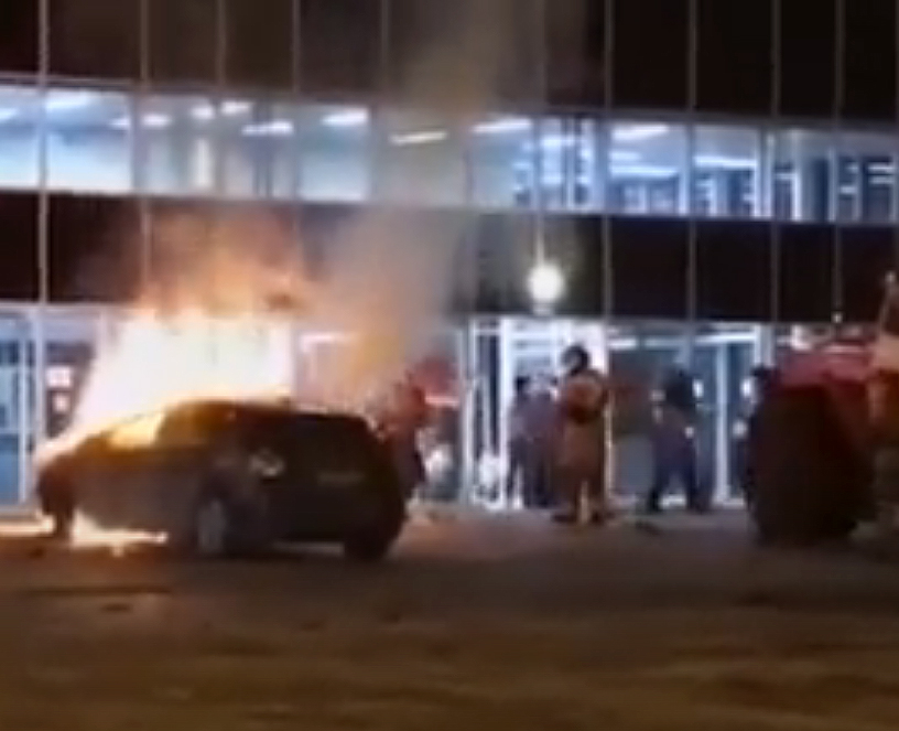 «Фокус» в огне: у входа в крупный торговый центр Новокуйбышевска сгорела иномарка