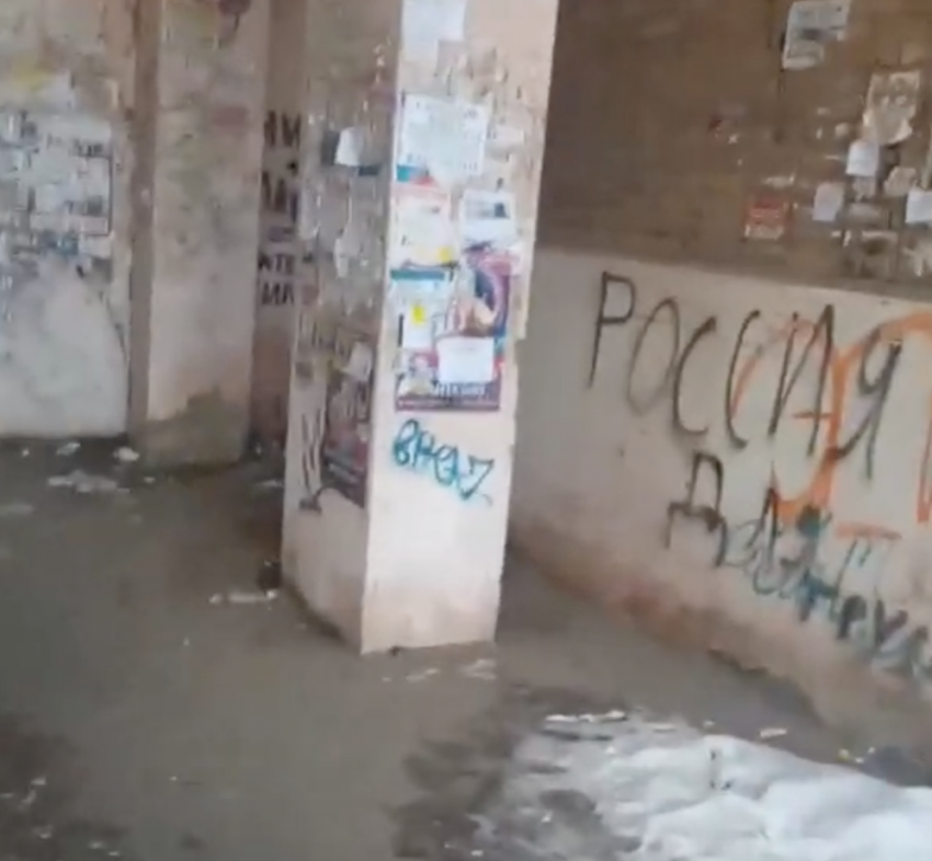 На пути в Самарскую городскую больницу №10 образовался общественный туалет