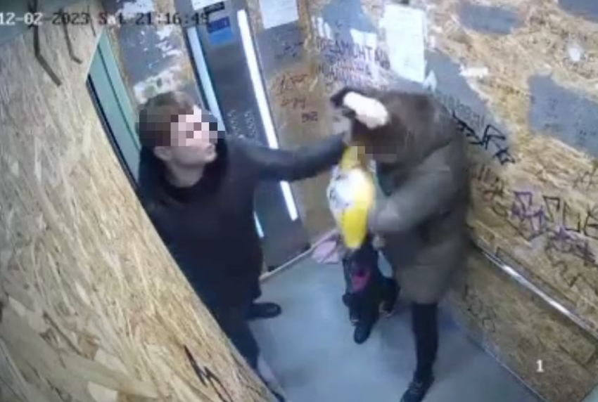 Самарскому дебоширу, который избил женщину в лифте при ребёнке, дали условный срок