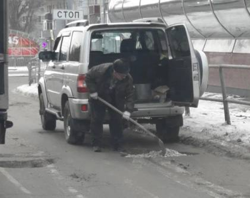 Самарцы принялись чинить дороги самостоятельно 