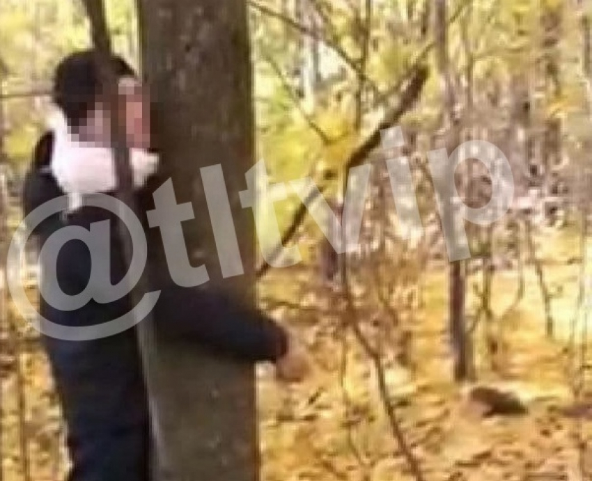 Отвезли в лес и наказали на камеру. Привязали к дереву в лесу. Привязанный к дереву парень.