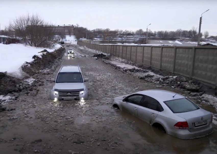 «Это не авария, а норма»: в Самаре грязные воды заблокировали улицу