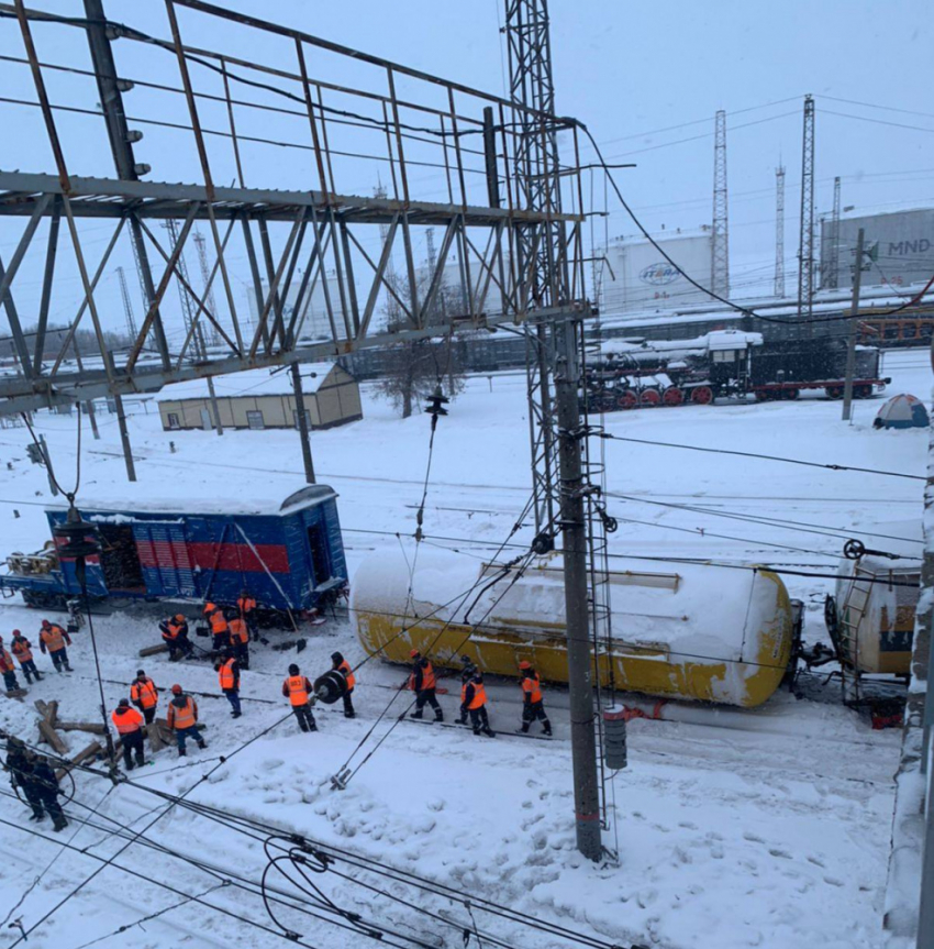 На станции Октябрьск опрокинулись две железнодорожные цистерны