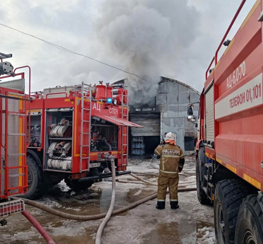 Вода и пламя: в Самаре сгорел завод по производству минералки
