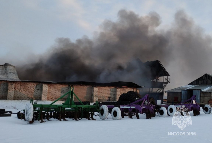 В Большечерниговском районе пожар охватил 10 тракторов и другую сельскохозяйственную технику