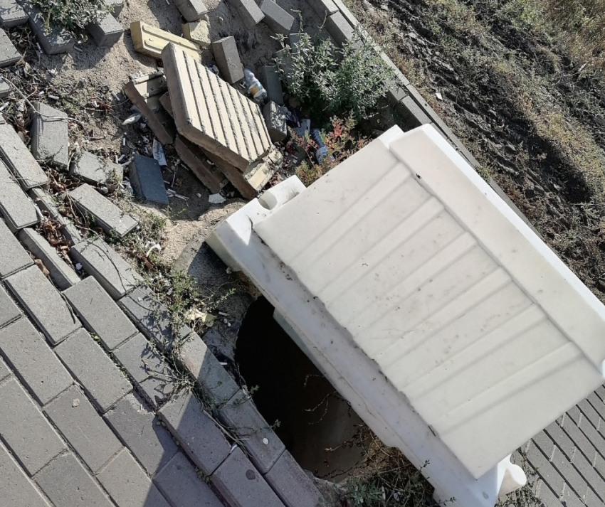 Самарцы пожаловались на открытый колодец и разрушенный тротуар на улице Ташкентской