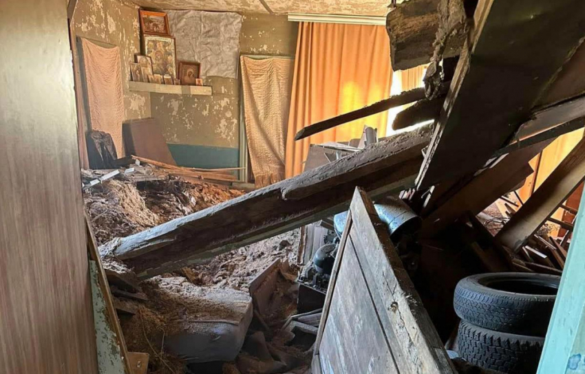 Под завалами ветхого дома в Самарской области обнаружена 70-летняя женщина