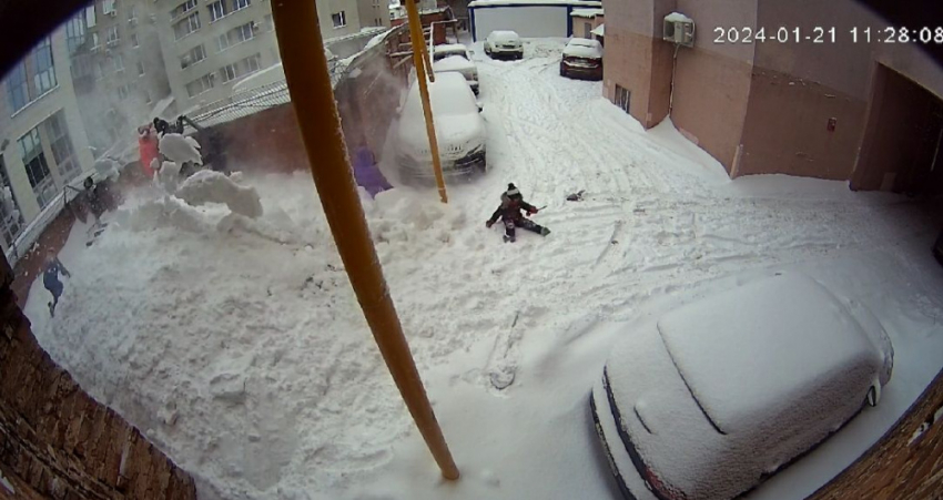 «Лавина» снега сошла на детей в центре Самары