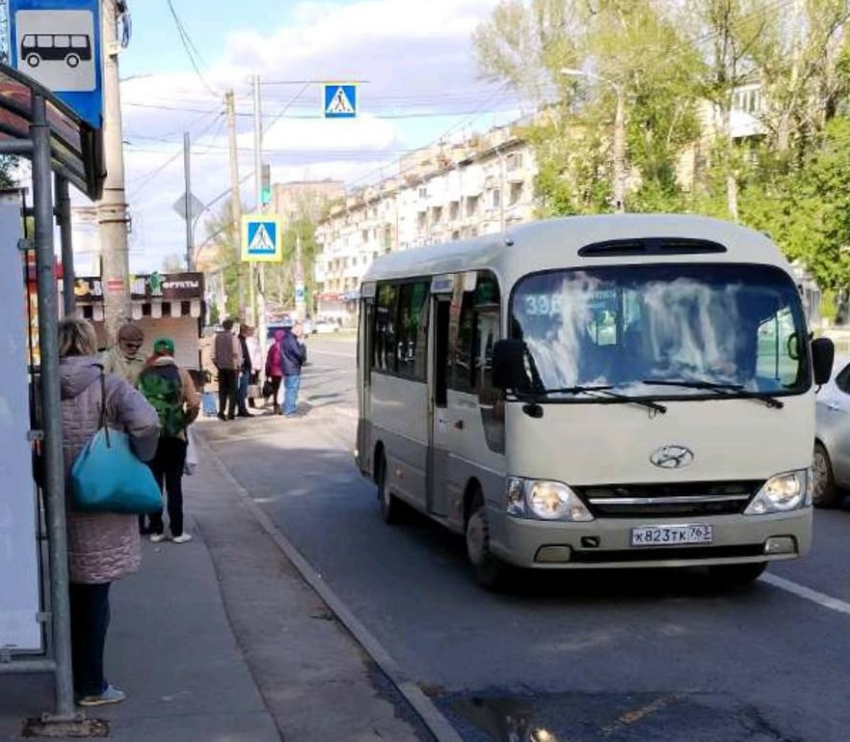 Торговые павильоны на остановке на улице Стара Загора закрывают обзор проезжей части