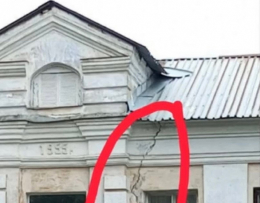 В коридоре школы на Мехзаводе обрушилась крыша, видео происшествия опубликовали в соцсетях