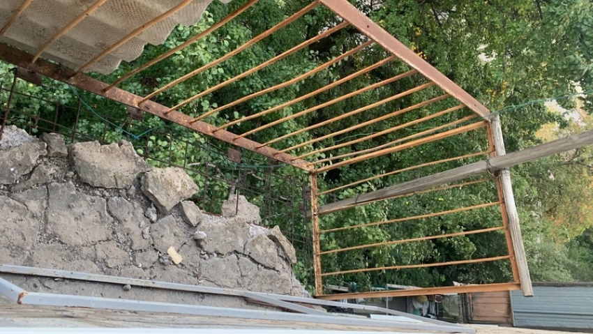 «Угрожает жизни и имуществу других людей»: жители дома на проспекте Карла Маркса просят отремонтировать опасный балкон