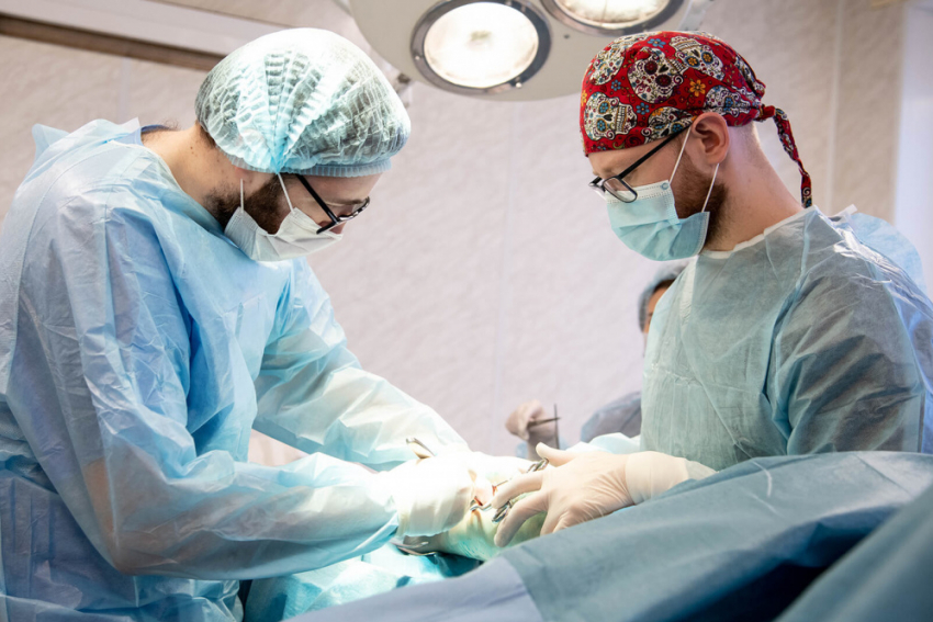 «Ещё всех обгонит!»: самарские врачи провели сложную операцию ребёнку с деформированными ногами
