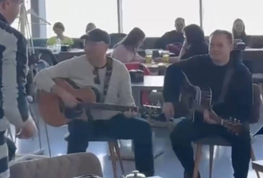 Юрий Гальцев дал импровизированный концерт в самарском аэропорту