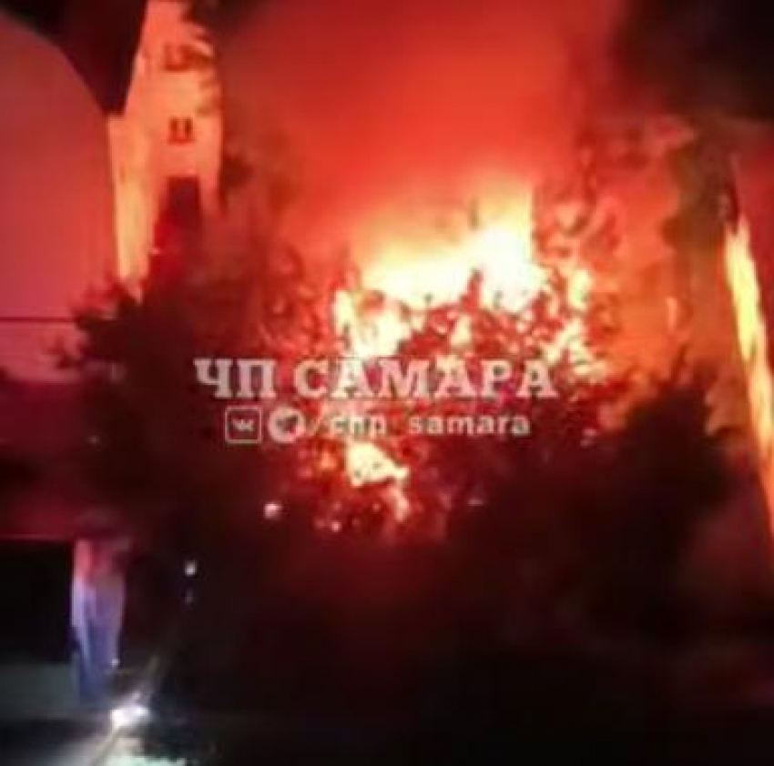 На Аксакова горели надворные постройки на площади 100 кв.м