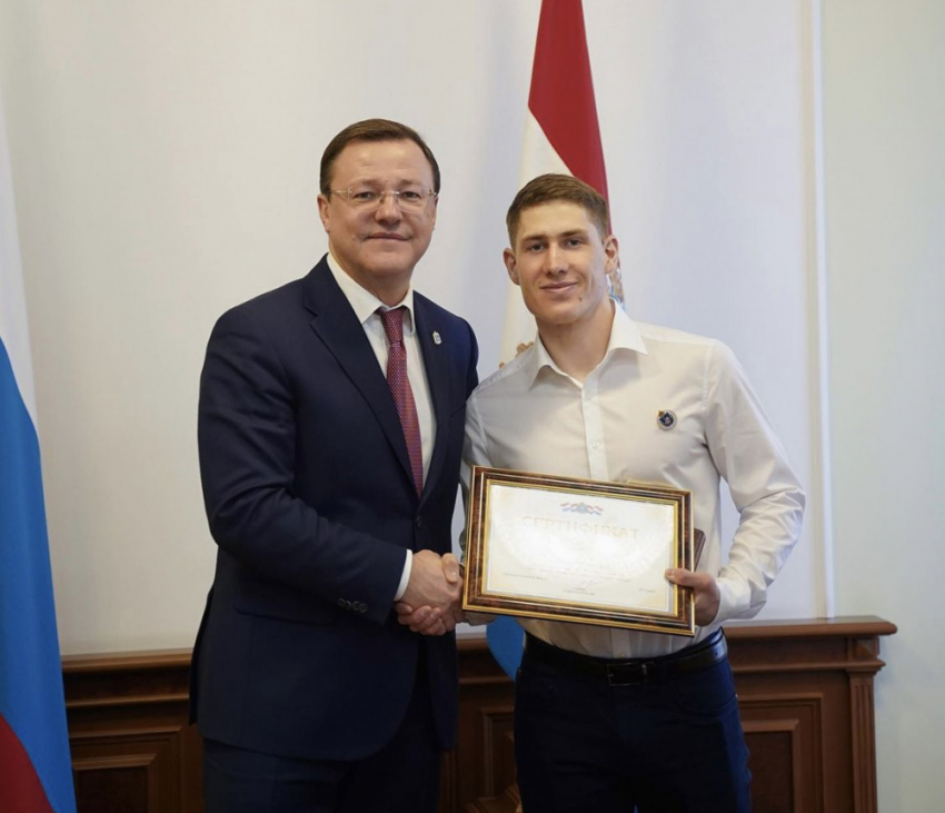 Дмитрий Азаров поздравил Эдуарда Латыпова с олимпийскими медалями