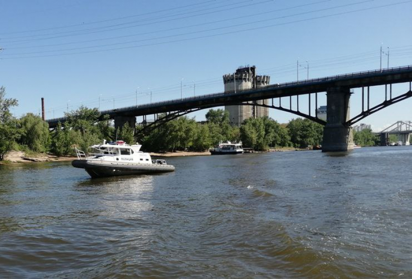 В Самаре транспортные полицейские спасли девушку