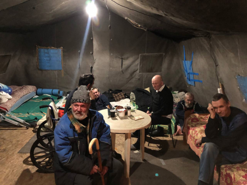 Новогодняя «буржуйка»: житель Тольятти разбил на улице палатку и заселил туда бездомных