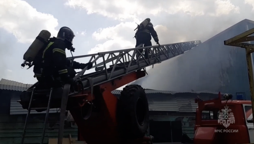Пожар в ангаре в Ставропольском районе распространился на 1,4 тысячи «квадратов»
