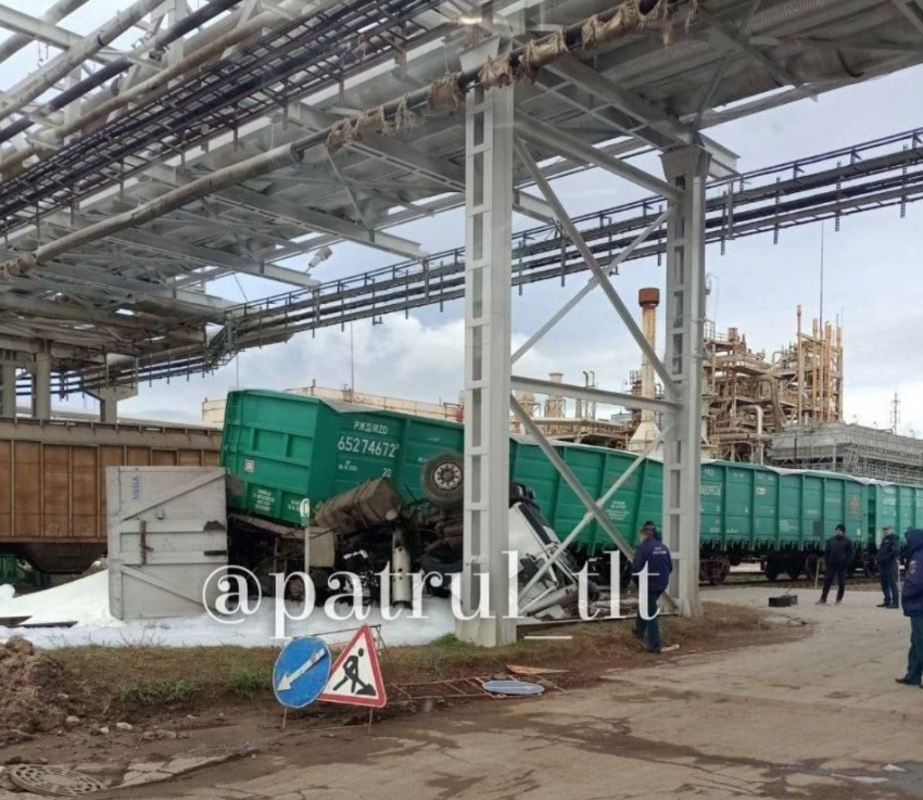 На химическом предприятии в Тольятти поезд врезался в грузовик