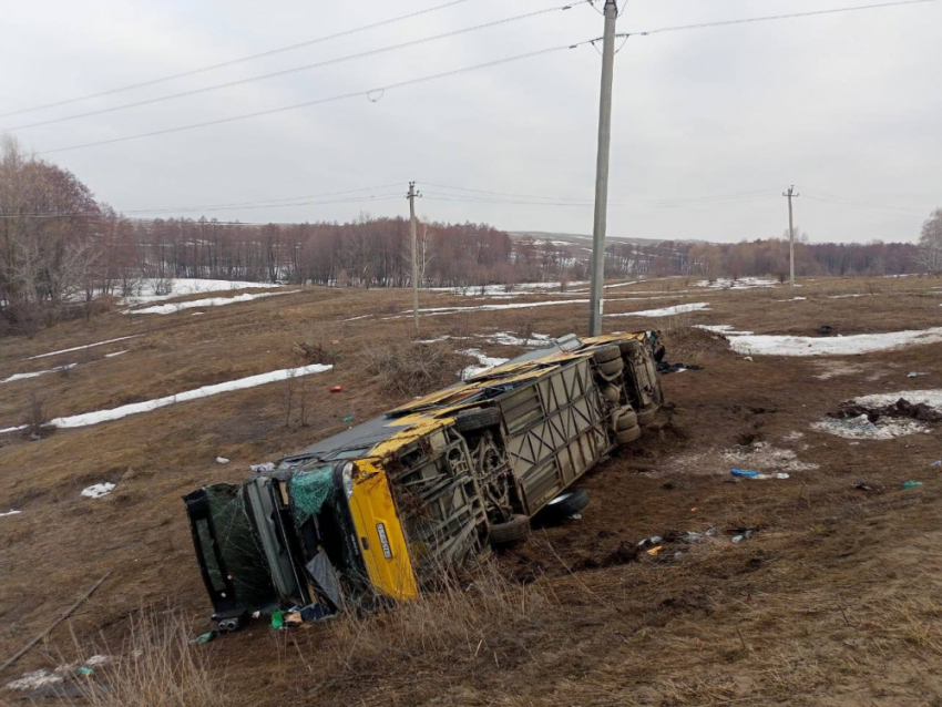 На трассе в Самарской области перевернулся пассажирский автобус: 2 человека погибли, 22 – госпитализированы