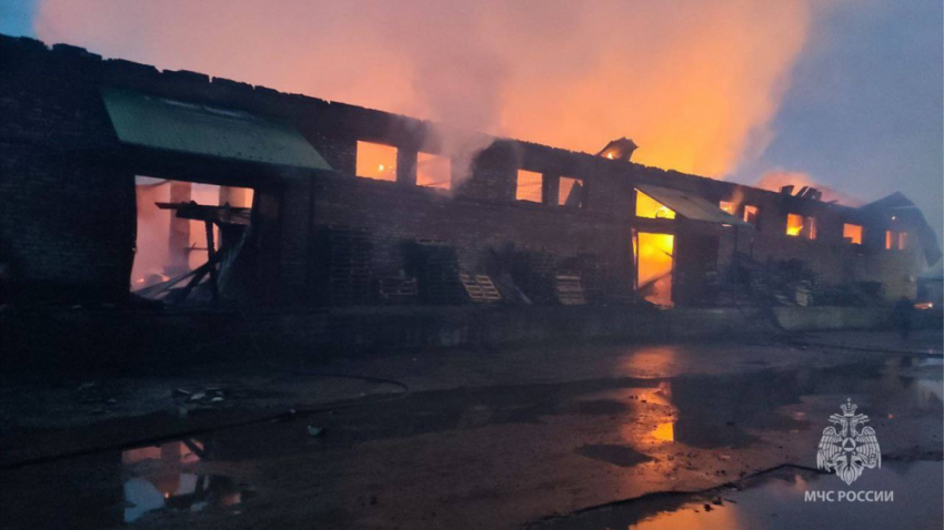 На улице Базовой в Тольятти тушат пожар на складе