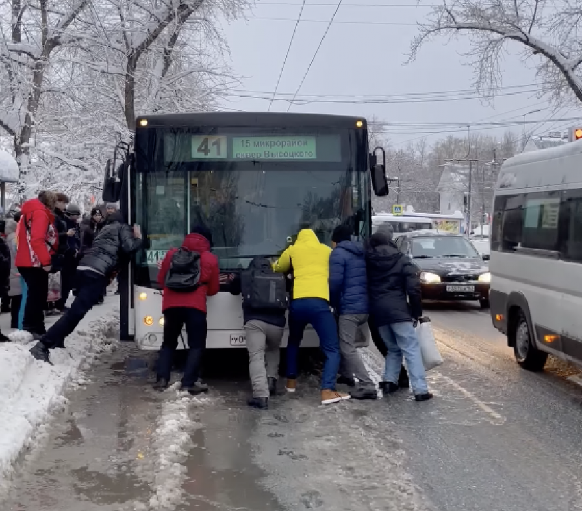 В Самаре пассажирам пришлось толкать автобус, застрявший возле остановки 