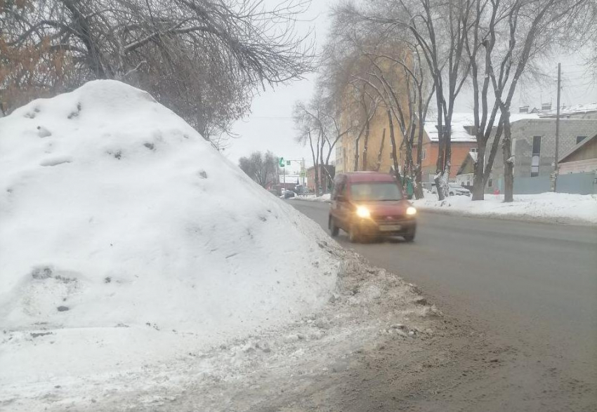 Самарцы пожаловались на огромный сугроб, оставленный дворниками 