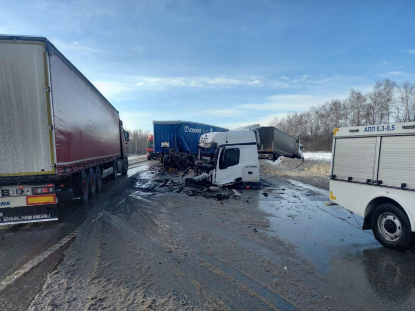 На трассе М-5 столкнулись три грузовика: один человек погиб