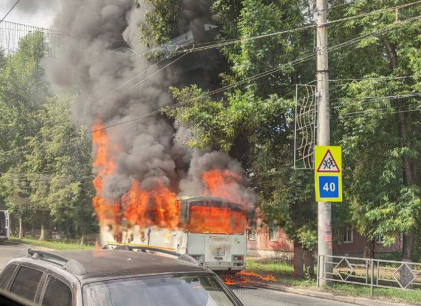 На проспекте Кирова в Самаре сгорел автобус