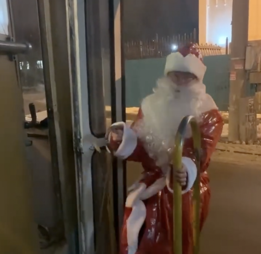 «Радость хоть какая-то!»: в Самаре Дед Мороз водит трамвай №4