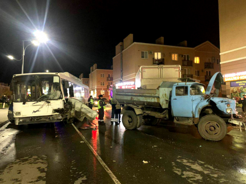 Летел по встречной: в Самаре автобус без тормозов протаранил самосвал, фуру и ещё 4 авто