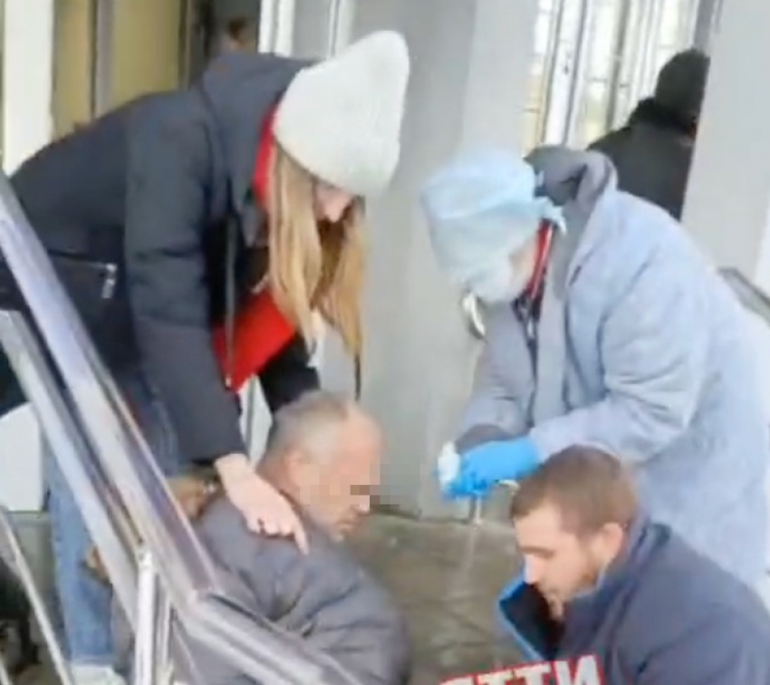 В Тольятти на ступенях поликлиники мужчина истекал кровью от укуса собаки