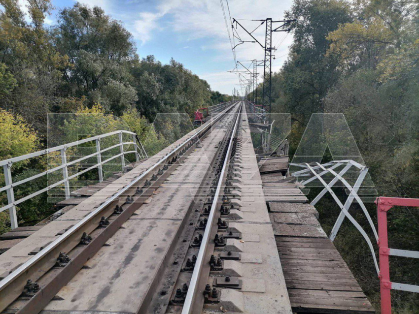 Опубликовано видео с места ЧП на железнодорожном мосту в Кинеле