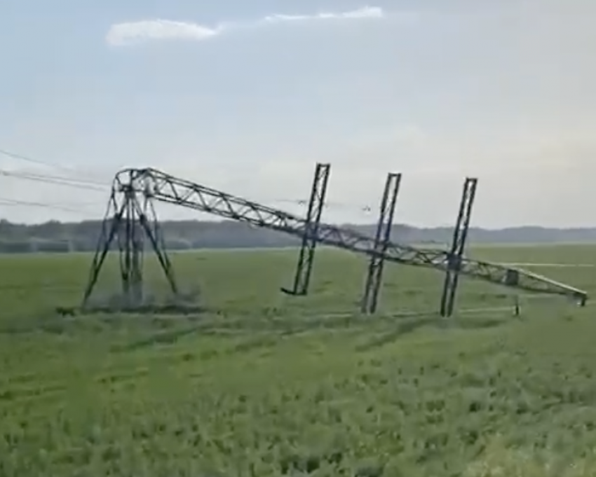 Ураган в Самарской области повалил мачты линии электропередачи 