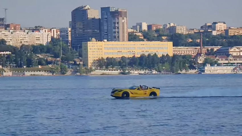 «Водный автопарк»: в Самаре по Волге разъезжает спорткар