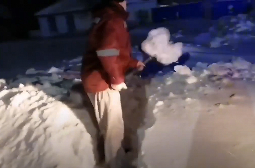 После спасения 84-летней старушки, врачи «неотложки» из Самарской области расчистили ей двор от снега