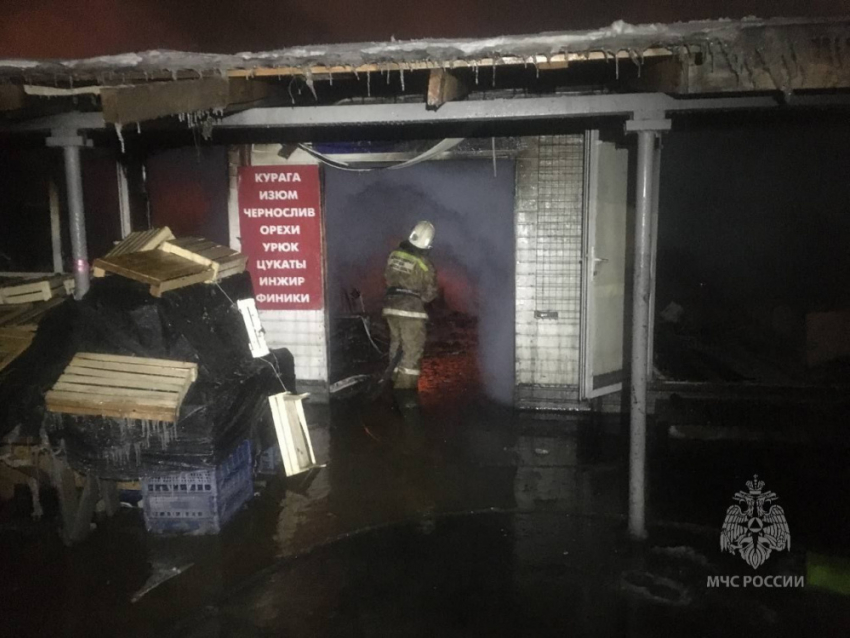 Три пожарных поезда тушат пожар на рынке в Кинеле
