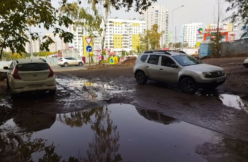 Дурно пахнущие "озера" появились на Ново-Садовой, поблизости от строительства развязки