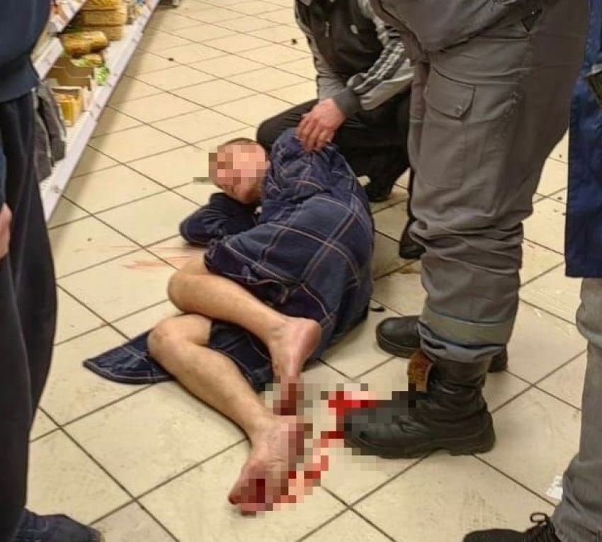 Мужчина в халате и с топором устроил погром в супермаркете Чапаевска