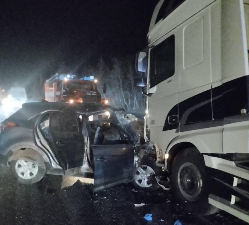 При столкновении легковушки с грузовиком в Самарской области погибло 4 человека