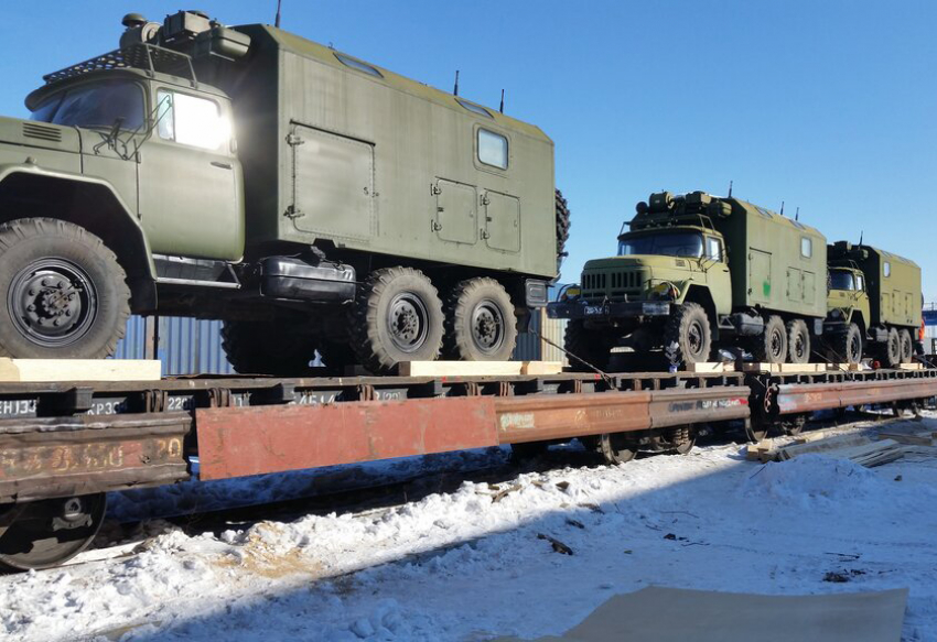 Состав военной техники вывели со станции под Самарой тремя тяжёлыми локомотивами