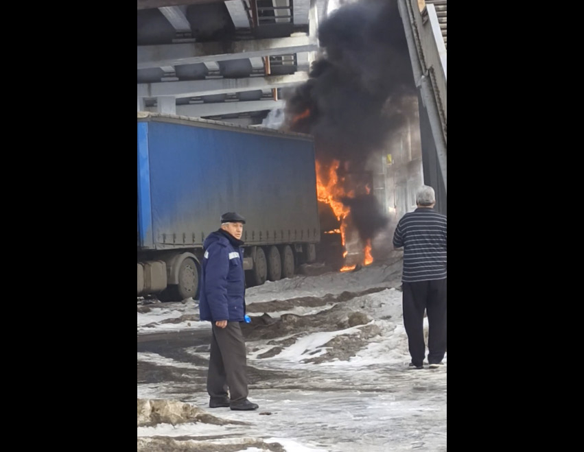 Опубликовано видео крупного пожара под Южным мостом в Самаре