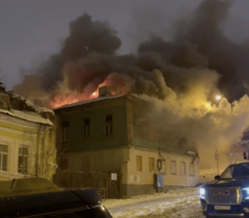 На улице Степана Разина в Самаре горел расселённый дом 