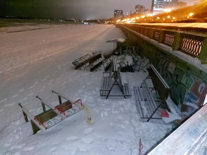 В Самаре пляжное оборудование осталось зимовать на пляже