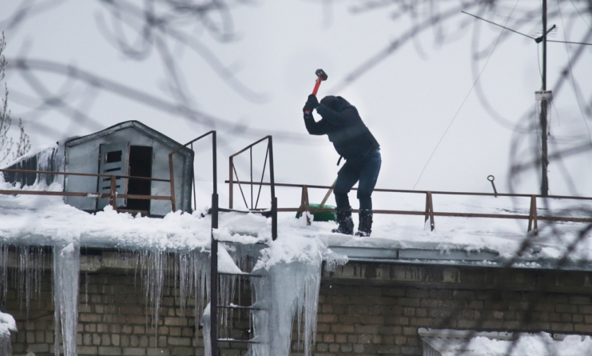 Замруководителя ГЖИ Самарской области Евгений Федюкин рассказал, кто должен очищать крыши от наледи