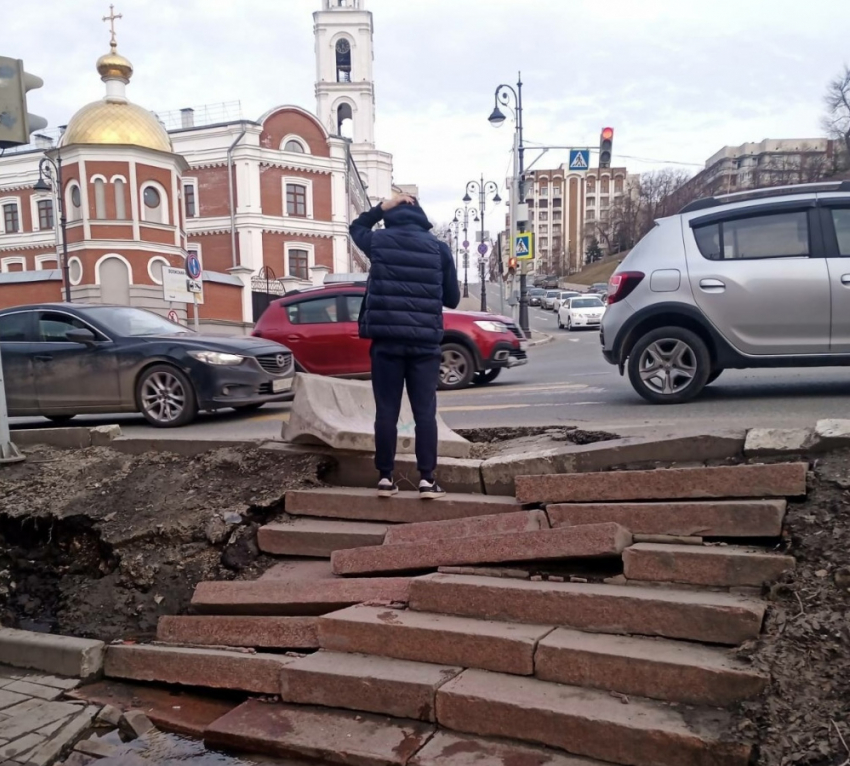 Течёт уже третью неделю: потоки воды разбили лестницу в центре Самары 