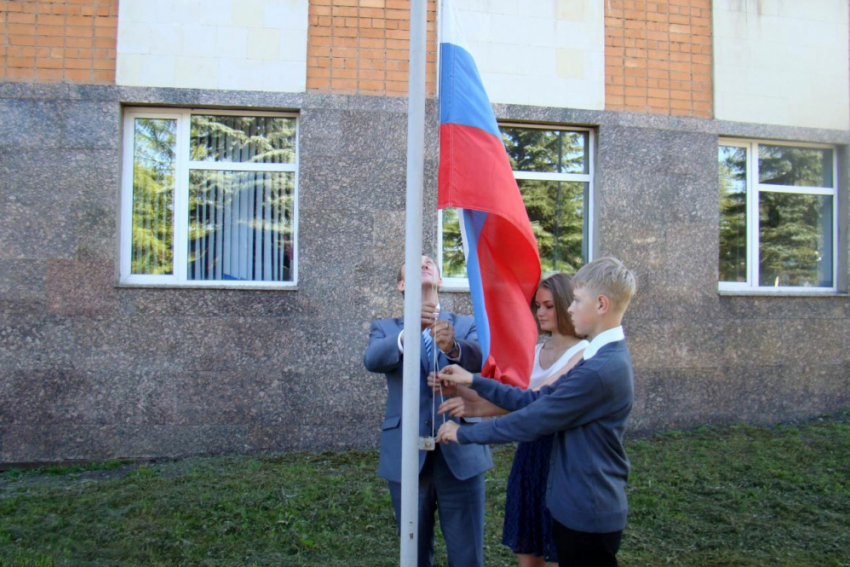 По завету губернатора самарские школьники в День знаний подняли флаг и спели гимн