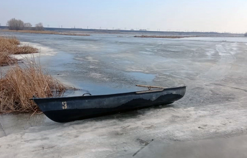 Две женщины на лодке врезались в льдину возле острова Лягушачий