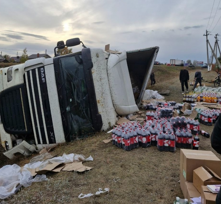 Под Самарой перевернулся грузовик с лимонадом